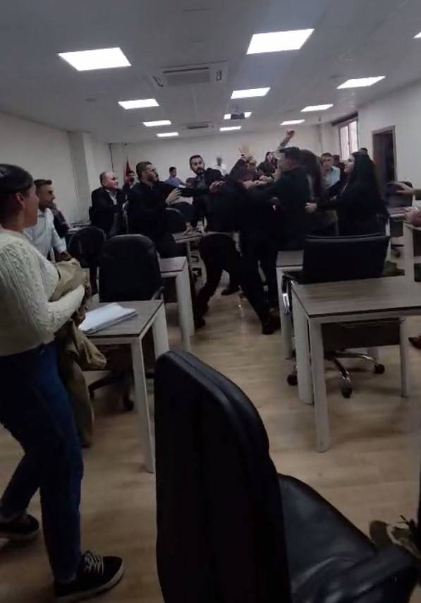Meclis toplantısına başkan yardımcısına saldırı! 1